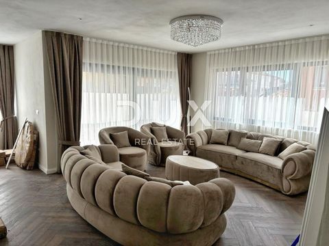 ISTRIA, ROVINJ - Tijdloze elegantie met een tuin en zwembad vlakbij het strand! DUX Real Estate presenteert een indrukwekkend appartement in een van de meest gewilde wijken van Rovinj. Het is een prachtig en ruim appartement in een kleiner gebouw op ...