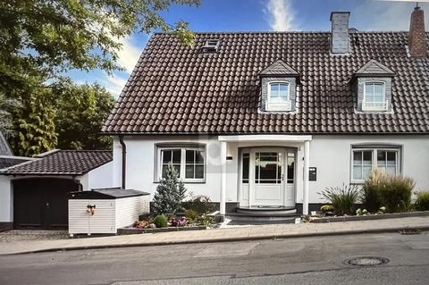 Cette luxueuse maison individuelle à Essen offre beaucoup d’espace pour les familles avec ses 7 chambres et une surface habitable de 240 m². La piscine chauffée avec couverture et la grande véranda vous invitent à vous détendre. L’équipement moderne ...