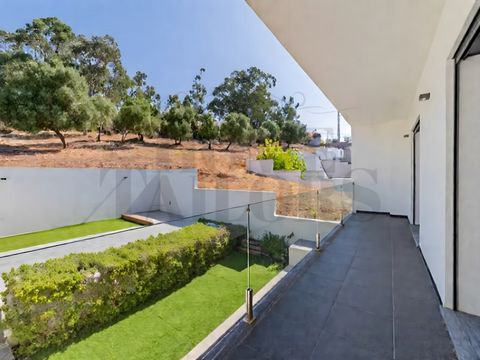 Apresentamos-lhe esta moradia T3 em fase de construção, situada numa zona residencial calma e exclusiva de Caneças, composta apenas por moradias, ideal para quem valoriza tranquilidade, conforto e qualidade de vida. Localizada a apenas 2 minutos do c...