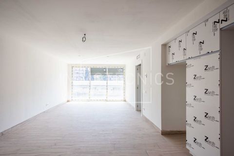 Spectacular property for sale with recently completed comprehensive renovation, ready to move into. Located in a quiet estate, in the heart of the centre of Granollers, with all services, shops and transport within walking distance. The apartment has...