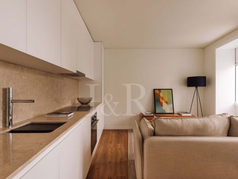 Santo Amaro 154 is a new development in the Alcântara area on Calçada de Santo Amaro. This 39 sqm studio is distributed as follows: upon entering, we find an entrance hall with cupboards; opposite, a full and spacious bathroom. On the opposite side i...