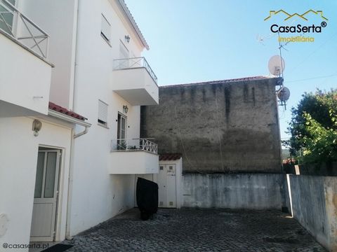 We present this pleasant 1 bedroom apartment on a high ground floor, inserted in a quiet and sunny residential area of the city of Coimbra. The property is ready to move in, not requiring any work, which makes it ideal for both own housing and invest...