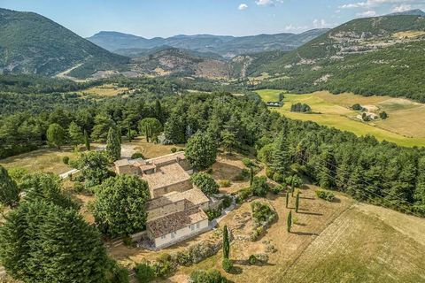 Aurel? Uitzonderlijk Provençaals landgoed van 58 hectare met drie stenen mas en panoramisch uitzichtEen buitengewone kans om een uitgestrekt landgoed van 58 hectare te verwerven in het hart van de Provence, genesteld tussen de Mont Ventoux en de Lube...