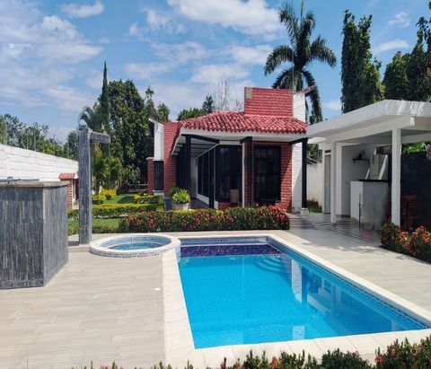 Wake up in this beautiful finca of 280 m² built on a flat lot of 2,500 m² near Tardes Caleñas in Rozo. With 4 bedrooms, 4 bathrooms, living room and dining room with large windows that flood the spaces with light, every corner is designed for your co...