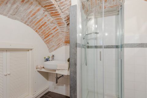 Godetevi un moderno monolocale al piano terra di Palazzo Busdraghi, uno storico palazzo del XVI secolo situato lungo Via Fillungo, la principale via dello shopping di Lucca. Questo incantevole rifugio vi accoglie nel cuore della città, a pochi passi ...