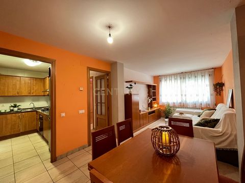 Discover this delightful 2-bedroom apartment in the heart of Cataluña, Barcelona, offering 75m² of comfortable living space. With its ground-floor location, this home boasts excellent light exposure and a serene view of the surrounding greenery, maki...