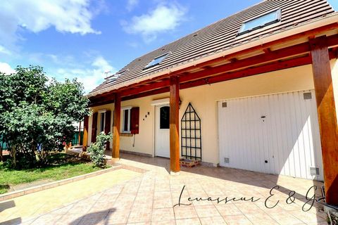 A vendre - Pavillon familial lumineux à Laigneville (60290) Vous cherchez une maison clé en main, au calme, avec de beaux volumes et baignée de lumière ? Ce pavillon est fait pour vous ! Située dans un secteur très recherché de Laigneville, cette mai...