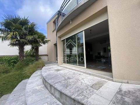 Fontenay-sous-Bois (94120) / Quartier Village. Sereno vous propose à 10 minutes du bois de Vincennes et du RER A, proche écoles et tous commerces. Sereno vous propose une maison d'architecte construite en 2005, de 7 pièces (5 chambres) sur 3 niveaux,...