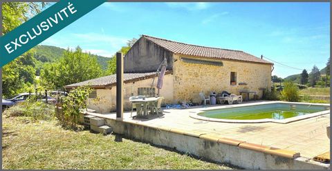 Maison en pierre et dépendances à finir de rénover sur plus d'un hectare de terrain.