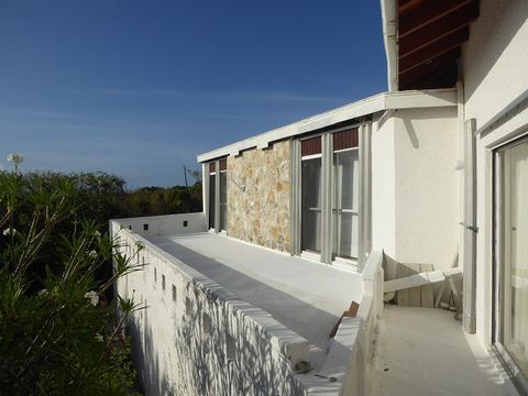 Dit huis met 2 slaapkamers en 2 badkamers ligt in Stella Maris. Het is zeer privé, met een verharde oprit die leidt naar de garage en het huis. Men heeft een zuidelijke blootstelling met prachtige zonsondergangen. Het huis is volledig betegeld thru-o...