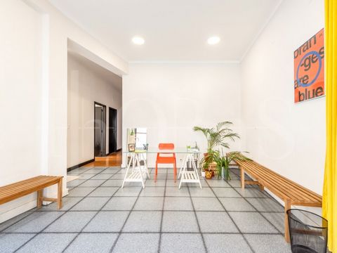 Shop with 240sqm with garage, in Graça, Lisbon. Shop with 240sqm, divided into two floors. The ground floor consists of: Reception; Three work / meeting rooms; Cup; Storeroom and bathroom. The second floor comprises: Rooms; Cup; Parking with direct a...