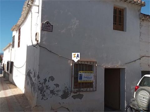 Esta sólida casa adosada de 76m2 construidos para reformar se encuentra en el tranquilo pueblo de Tiena, que forma parte del pueblo más grande de Moclín, en la provincia de Granada, Andalucía, España. Esta es una zona muy tranquila, soleada y hermosa...