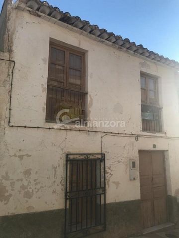 Une occasion d’acheter une maison de ville traditionnelle dans le centre de Cantoria ici dans la province ensoleillée d’Almeria.La propriété de deux étages a au rez-de-chaussée un couloir, salon salle à manger cuisine, salle de bains et un jardin áre...