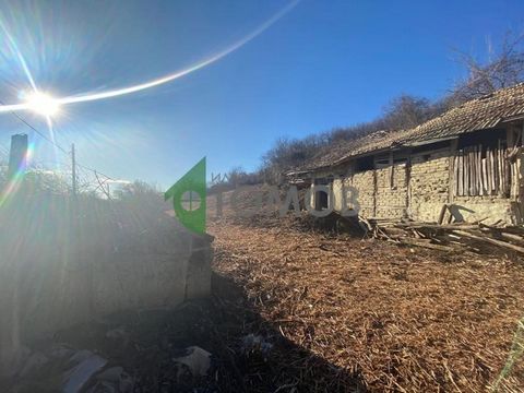 Imoti Tomov presenteert onder uw aandacht een stuk grond met een oppervlakte van 1400 m². in het dorp Ovcharovo. De woning wordt gereguleerd met elektriciteit, water en een groot gezicht op een asfaltweg, met een regelmatige vorm en is geschikt voor ...