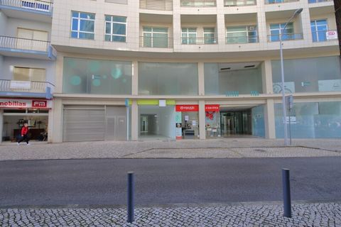 Located in Centro da Cidade. In the heart of the city of Caldas da Rainha and in the CC Caldas-Shopping; On the ground floor, with a showcase for Rua Raul Proença; 2 stores with 3 distinct and interconnected spaces; 1 WC and 2 spaces for files/storag...