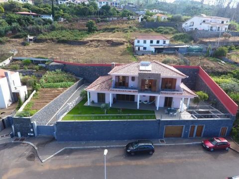 Single-family house located near the Jardim Botânico, Funchal Madeira Island It is in excellent condition, with very large areas throughout its interior, has 3 large bedrooms, one of which is ensuite, all with south-facing balconies, with stunning vi...