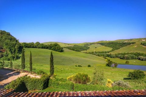This luxurious 2-bedroom farmhouse for 4 guests is located in Montalcino. Ideal for families, guests can relax in the swimming pool and access free WiFi here. In the vicinity of the villa, you can go ballooning, bird watching, to the movies, gamble i...