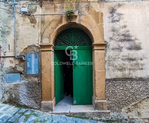 Piazza Armerina, In the historic center of Piazza Armerina we offer the sale of a rare building from the 1700s with an unobtainable garden. The property today is in need of major renovations, proposing itself as an important project from which to rev...