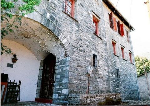 A vendre un manoir traditionnel de trois étages de 220 m² à Dikorfo, Zagori. Entièrement meublé avec 3 chambres 3 cheminées, radiateurs chauffants, peintures murales. Prix 85 000 euros.