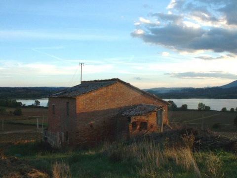 CASTIGLIONE DEL LAGO (PG), between Vaiano and Porto: Independent farmhouse of approximately 290 sqm in brick on two levels dating back to the 12th century with characteristic Etruscan stones. The property includes an annex of approx. 25 sqm, a disuse...