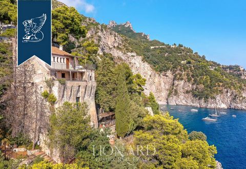 Set into a rock dropping sheer down to the sea, this 16th-century Saracen Tower is for sale in Maiori, one of the most exclusive areas of the Amalfi Coast. This is truly a unique object standing between sky and sea, in a panoramic position protected ...