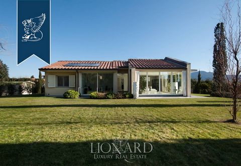Splendid villa for sale surrounded by the beautiful countryside of Pisa. The building is on two levels, for a total floor surface of 300m2: a ground level featuring a large open plan living area with a kitchen-dining area and lounge, two double bedro...