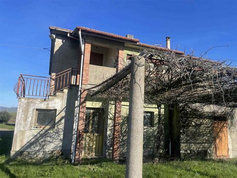 Piancastagnaio (SI) : organic farm of 33 hectares of land with farmhouse and annexes, composed of: - 27 hectares of land part arable land of gentle hills; - 4 hectares of woodland; - 2 hectares of olive grove. - independent farmhouse of 250 sqm on tw...