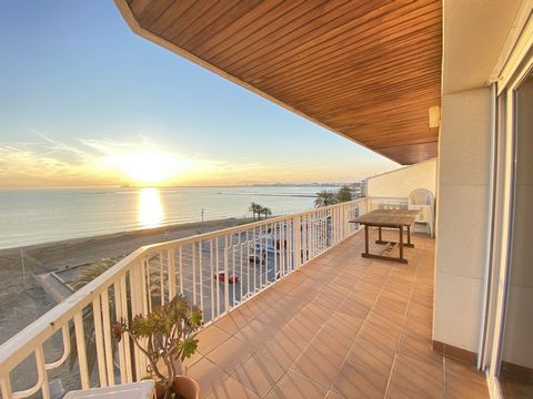 Questo grazioso appartamento sulla spiaggia, con vista sul mare e sulle montagne, si trova a Rosas, sulla Costa Brava, in provincia di Girona, in Catalogna. Rosas si trova sulla linea costiera settentrionale del Golfo di Roses, a sud di Cape Creus. L...