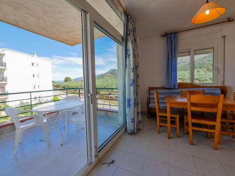 Komfortable Wohnung mit Platz für 4 Personen, wo Sie die vielen Möglichkeiten genießen können, die la Costa Brava bietet. Das Hotel liegt in der Urbanisation Mas Oliva, einer der ruhigsten Gegenden von Roses. Es verfügt über einen Pool und einen Gart...