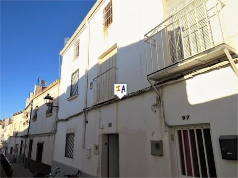 Dit herenhuis met 3 slaapkamers, gelegen in Martos in de provincie Jaén in Andalusië, Spanje, is gerenoveerd met een nieuw dak, nieuwe elektriciteit en, behalve de bovenste kamer, nieuwe ramen met dubbele beglazing. Klaar voor gebruik, met nog wat fi...