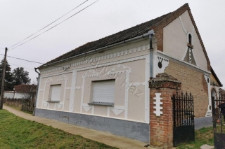 Price: €49.426,00 Category: House Area: 93 sq.m. Plot Size: 1927 sq.m. Bedrooms: 2 Bathrooms: 1 £43.426 All-in costs, excluding 4% tax Beautiful house with large barn centrally located between Szigetvár and Pécs. In the house there is a living room, ...