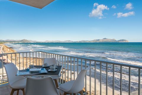 Geniet van een heerlijke vakantie in dit appartement aan het strand in Can Picafort. Het is geschikt voor 4 personen. Het grote terras is de perfecte plek om te ontspannen en te genieten van de zeebries na een dag op het strand. Het is uitgerust met ...