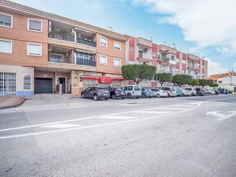 Amplio piso en venta de 149 m² y 4 dormitorios en Las Torres de Cotillas, Murcia. Esta vivienda se presenta en el mercado como una residencia de prestigio, construida en 1978, en el centro de la localidad. Situado a 1 minuto de la parada de Autobuses...