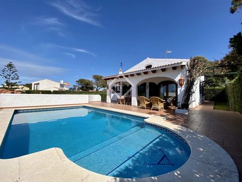 Preciosa villa de 140 m² situada sobre una parcela de 400 m² ubicada en Cala'n Bruch, a 6 kilómetros de Ciutadella de Menorca. Se encuentra en una zona residencial a tan solo 100 metros de la playa. La vivienda se distribuye en una sola planta y ofre...