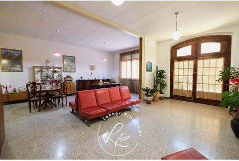 Building dating from 1703, which was formerly an Hostal, located in the centre of the town of Garriguella, completely renovated in the 70s. This emblematic property, built on a plot of 180 m2, has approximately 660 m2 of constructed area, of which 58...