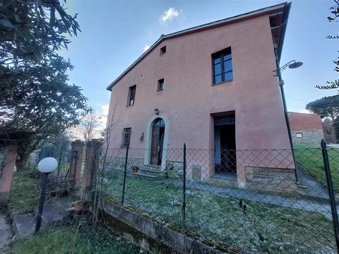 CITTÀ DELLA PIEVE (PG), Locality Moiano: Portion of farmhouse of 140 sqm on two levels, free on three sides, comprising: - Ground floor: entrance, living room with fireplace, dining room, kitchenette and storeroom; - First floor: three double bedroom...