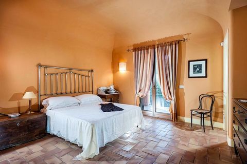 Deze vrijstaande villa staat in de buurt van Marsala, een oud stadje aan de Siciliaanse kust. De woning beschikt over 5 slaapkamers en is perfect geschikt voor een groter gezelschap. In het privézwembad neem je een frisse duik en op het overdekte ter...