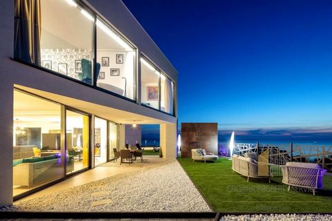 Moderne Villa mit Meerblick 10 km von Split entfernt - ein perfektes Beispiel zeitgenössischer Architektur! Dieses elegante Anwesen befindet sich auf einem Grundstück von 620 m2 und verfügt über eine Gesamtwohnfläche von 215 m2, die sich auf zwei Eta...