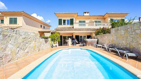 Casa adosada mediterránea con piscina en popular zona residencial en el suroeste de la soleada isla. Esta interesante propiedad de Mallorca tiene una superficie de terreno de aprox. 360 m2 y una superficie construida de aprox. 171 m2. En 2 plantas ha...