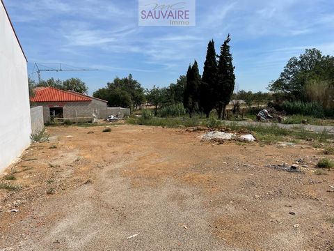 In the town of Thuir, building land for sale of 277m2 in a residential subdivision. Possibility to build a villa 3 Faces. Subdivision delivered at the end of 2022, residential, wooded and airy. Magnificent south-facing plot, serviced, adjoining the p...