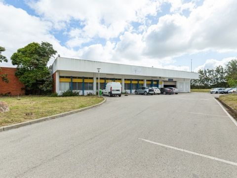 Warehouse with high foot for sale, located in Setúbal. Consisting of two buildings one intended for industry and the other intended for the concierge. The covered area is 2779 m2, has a patio with an area of 17636 m2, consisting of r/c with 13 compar...