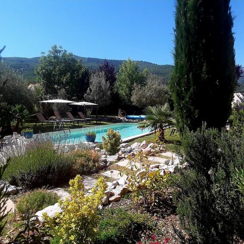 10 minutes from the A51, SISTERON VILLE, the Peipin shopping centre, in a valley with generous nature.... Here is an atypical house with a voluminous kitchen and living room, ready to receive friends or family for beautiful receptions. The swimming p...