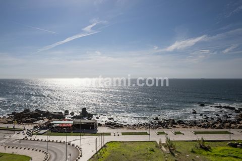 Fantastic four bedroom apartment in Canidelo with sea view! The apartment comprises a spacious entrance hall, a large living room, equipped kitchen, laundry room and storage, all with access to a balcony facing the sea. In addition, it has four bedro...