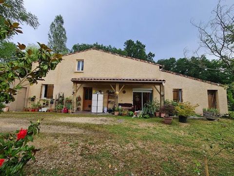 SIGOULES and FLAUGEAC 24240: On the hilly slopes 15 minutes from Bergerac is this house of 210m ² with its garden of 5083m ² and its two adjoining plots of woods and agricultural land of 11000m ² completes this property. You enter a large bright livi...