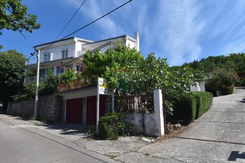 Nous vendons une maison d’hôtes à Dramalj, Crikvenica-Vinodol Riviera, à 900 mètres de la plage la plus proche. Il est situé sur une partie surélevée avec une vue panoramique sur la mer et l’île de Krk La maison d’hôtes est répartie sur trois étages,...