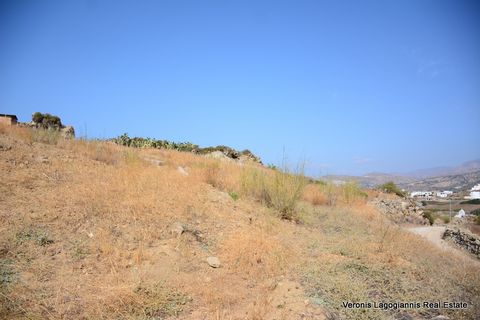 Glinado Naxos, a plot of 601 m2 is available for sale. The plot builds 200 m2. The plot has a slope, has a beautiful view of the surrounding area, is located in a quiet location, on the edge of the settlement and has easy access from the road. The di...