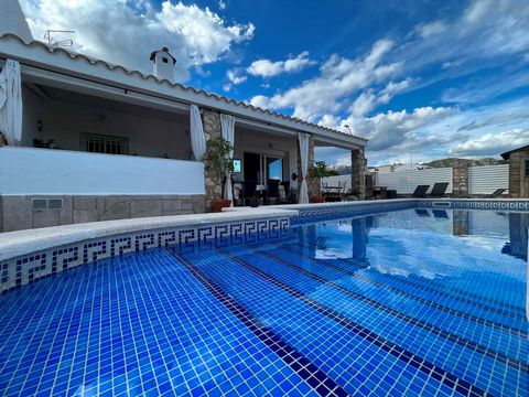 PALMERAS IMMO bietet Ihnen dieses schöne Haus mit seinem unabhängigen Studio. In Calafat gelegen, nur 400 m vom Meer entfernt, bietet dieses Haus mit Swimmingpool alles, was Sie sich für Ihr Projekt in Spanien erträumen können: IM ERDGESCHOSS: - Ein ...