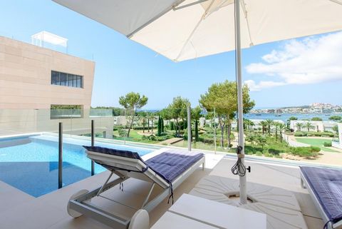 Este apartamento de lujo está situado cerca de la playa y ofrece impresionantes vistas del Castillo de Ibiza, el casco antiguo y la Bahía de Talamanca. La construcción de alta calidad ofrece doble acristalamiento, armarios empotrados, aire acondicion...