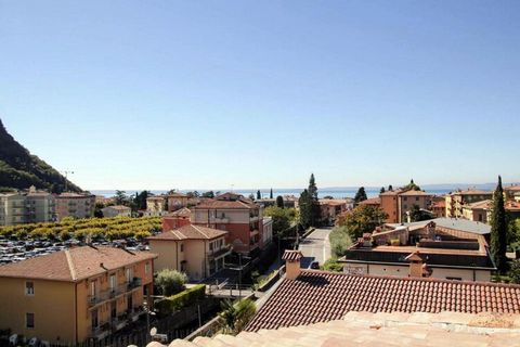 Top location - only 300 metres from Lake Garda! The cosy holiday residence has a total of 24 accommodation units, all equipped with a bedroom, living/dining area, bathroom, telephone and intercom system, TV and a furnished balcony. Enjoy the breathta...