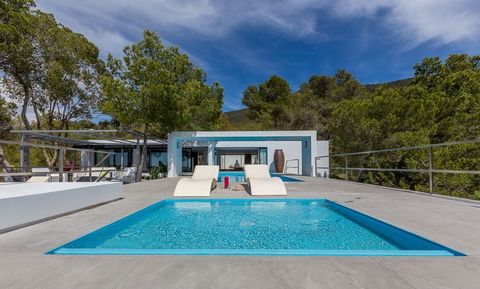 Modern villa in Cala Vadella with sea and sunset views Modern villa in the countryside of Cala Vadella situated in a very quiet location with lots of privacy, amazing sea and sunset views, plot of 20.000 m² from this plot are 3.000 m² fenced in, cons...